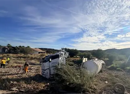 Emergencia en BCS tras volcadura de pipa con hidrocarburos