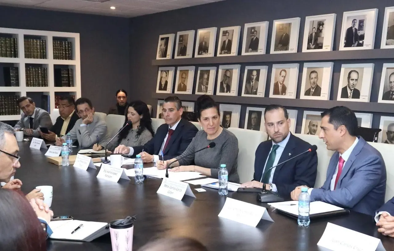 Representantes de la Concamin dialogan con Kenia López Rabadán