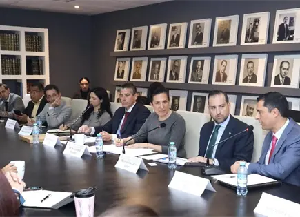 Representantes de la Concamin dialogan con Kenia López Rabadán