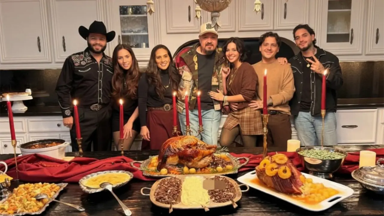 Los Aguilar celebran el Día de Acción de Gracias con una foto familiar