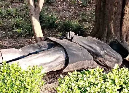 Olvidan recolocar estatua de Calderón en Los Pinos
