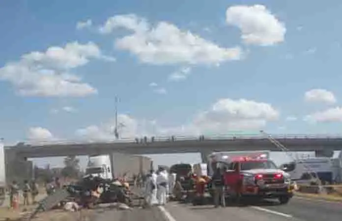 Once jornaleros mueren en choque en autopista a León