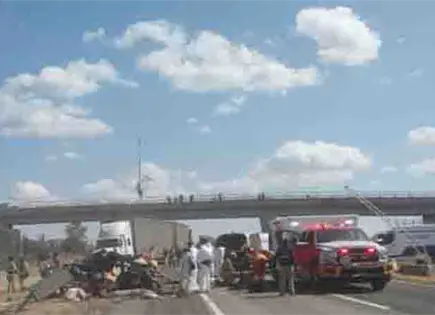 Once jornaleros mueren en choque en autopista a León