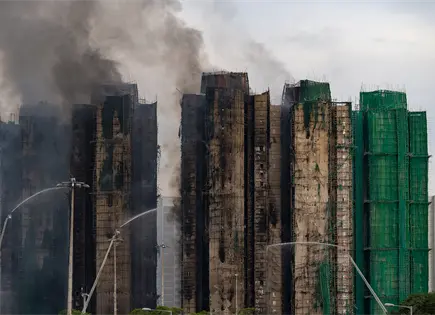 Detenido exconcejal de distrito por incendio mortal en Hong Kong