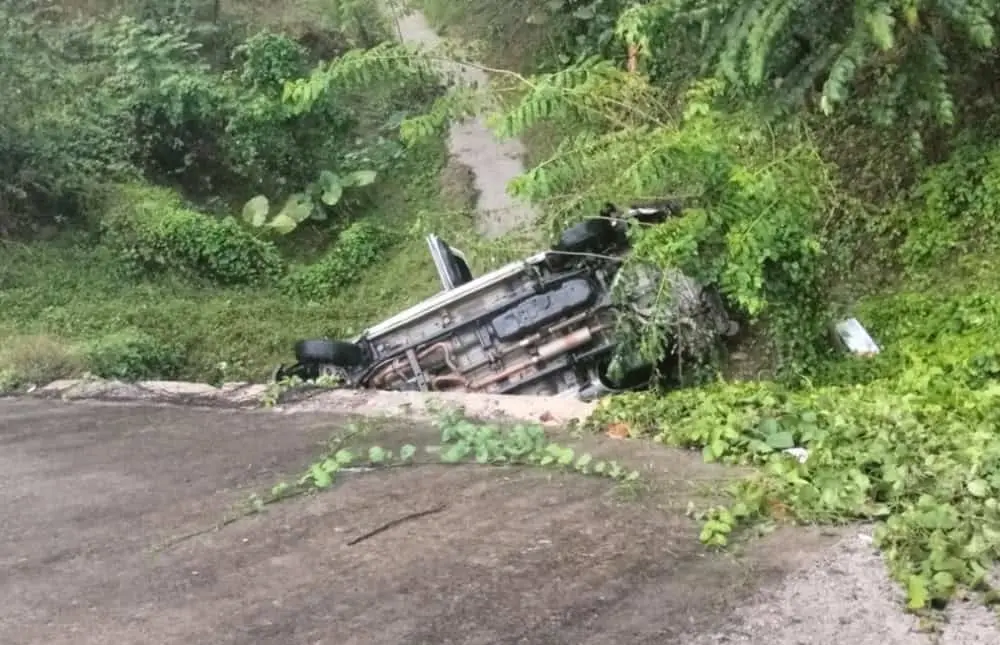 En persecución, vuelca patrulla de la GCE; hay cinco policías heridos