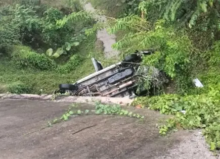 En persecución, vuelca patrulla de la GCE; hay cinco policías heridos