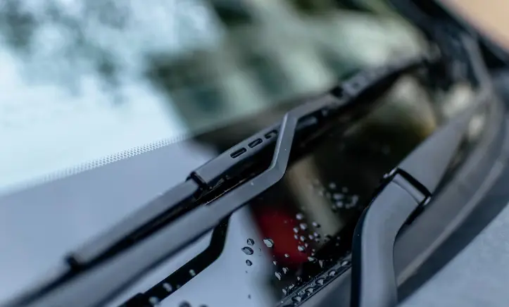 Así puedes usar vinagre de manzana para limpiar tu parabrisas