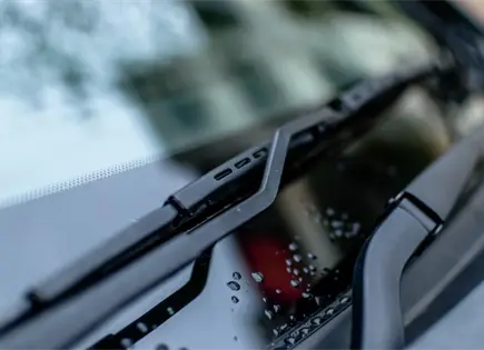 Así puedes usar vinagre de manzana para limpiar tu parabrisas