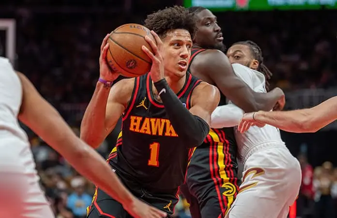 Brilla Jalen Johnson con triple-doble