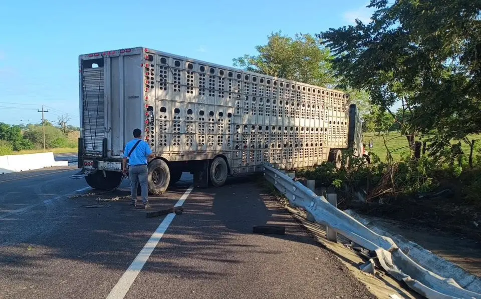 Chocan tráiler y auto en Tamuín; no hay heridos 