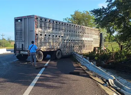 Chocan tráiler y auto en Tamuín; no hay heridos 