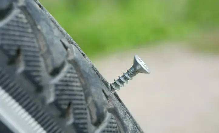 ¿Cuándo sí y cuándo no parchar una llanta ponchada?