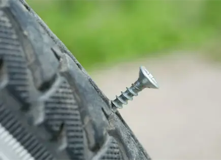 ¿Cuándo sí y cuándo no parchar una llanta ponchada?