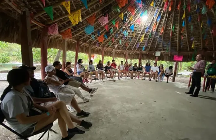 Estudiantes realizan prácticas ambientales