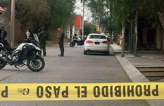 Hombre pierde la vida a bordo de su automóvil