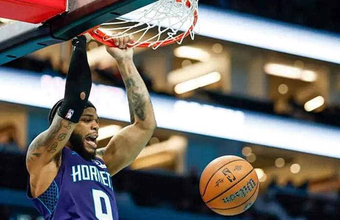 Hornets regresan a la victoria ante Bulls
