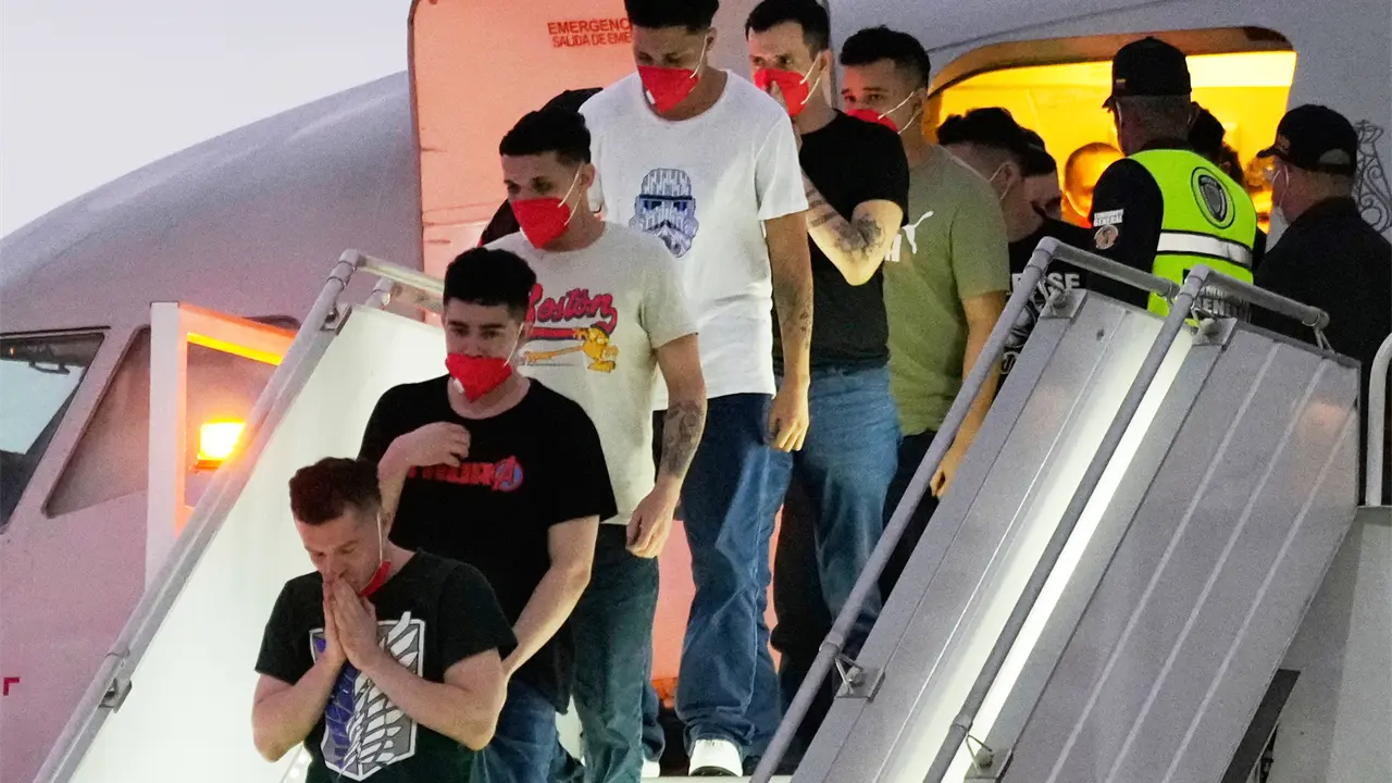 Juez federal ordena retorno de aviones con migrantes venezolanos