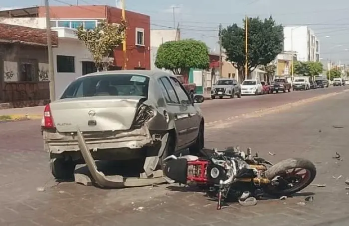Motociclista resulta herido tras choque en 20 de Noviembre