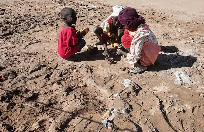 Niños sudaneses huyen de la violencia, solos