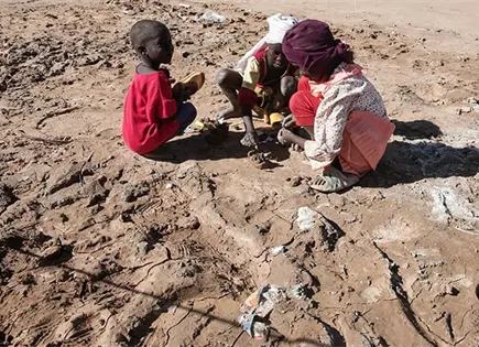 Niños sudaneses huyen de la violencia, solos Niños sudaneses huyen de la violencia, solos