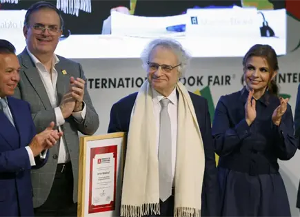Amin Maalouf galardonado en la Feria del Libro Guadalajara por su obra literaria Amin Maalouf galardonado en la Feria del Libro Guadalajara por su obra literaria