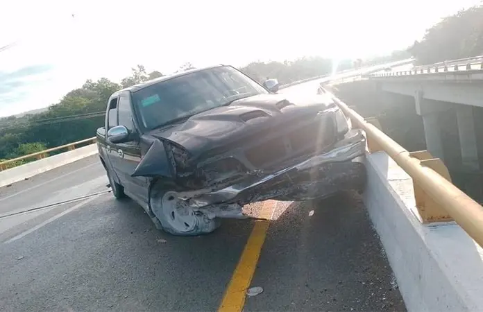 Camioneta choca contra muro de un puente