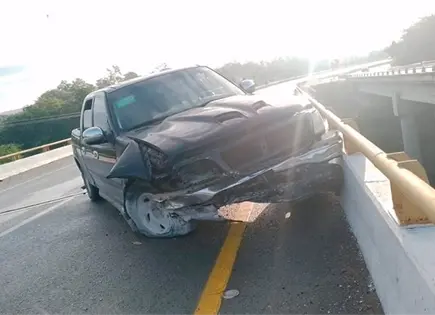 Camioneta choca contra muro de un puente