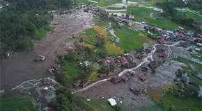 Se reportan m&aacute;s de 900 muertos por inundaciones en Indonesia