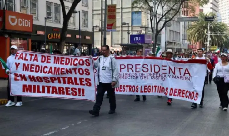 Militares en retiro marchan al Zócalo de la CDMX