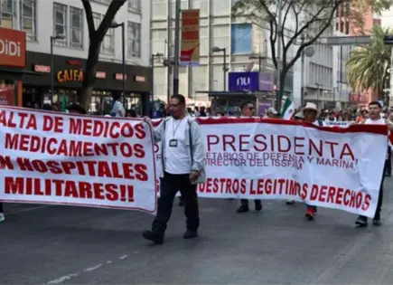 Militares en retiro marchan al Zócalo de la CDMX