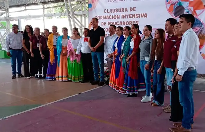 Paterfamilias protegen a instructores comunitarios