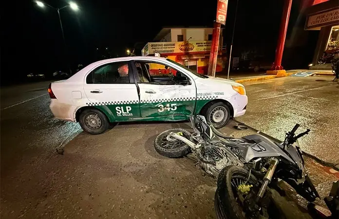 Taxista embiste a pareja en motocicleta