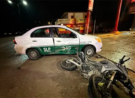 Taxista embiste a pareja en motocicleta
