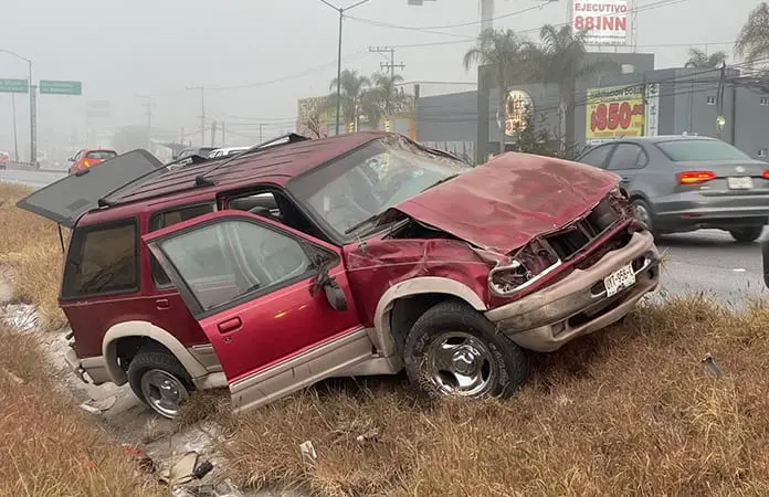 Abandonan una camioneta accidentada en la rúa a México