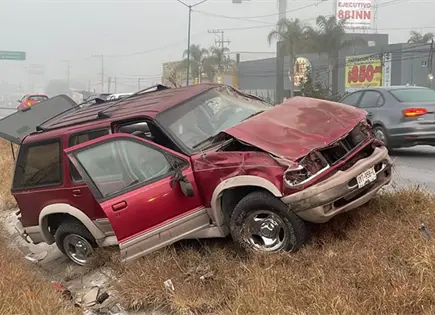 Abandonan una camioneta accidentada en la rúa a México