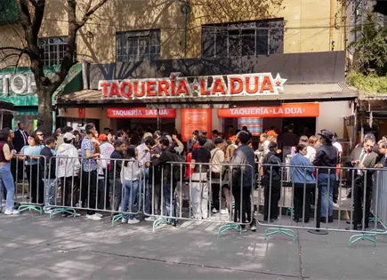Caos en taquería La Dua: Fans de Dua Lipa indignados por mala organización