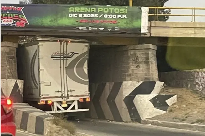 Video | Otra vez un tráiler se atoró en el Río Santiago