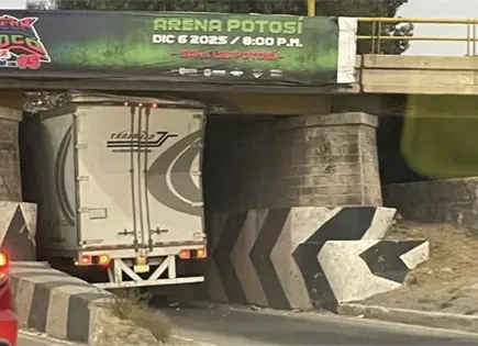 Video | Otra vez un tráiler se atoró en el Río Santiago