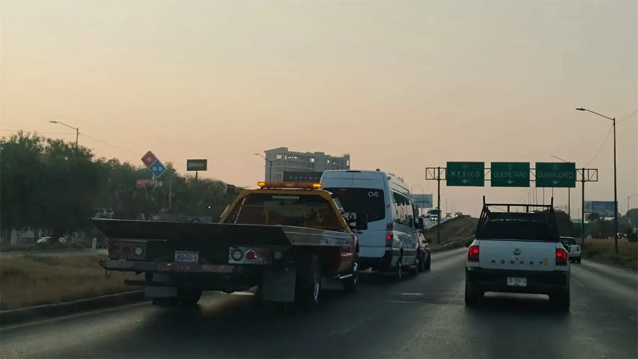 Choque por alcance provoca caos vial en la 57 rumbo a La Pila