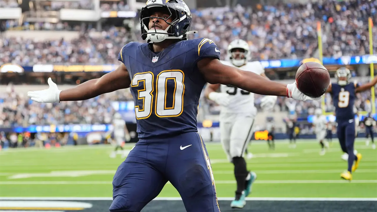 Justin Herbert lidera victoria de Chargers sobre Raiders a pesar de lesión