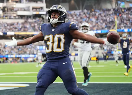 Justin Herbert lidera victoria de Chargers sobre Raiders a pesar de lesión