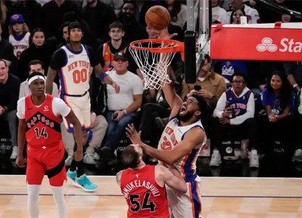 Los Knicks de Nueva York triunfan sobre los Raptors en un emocionante partido de baloncesto