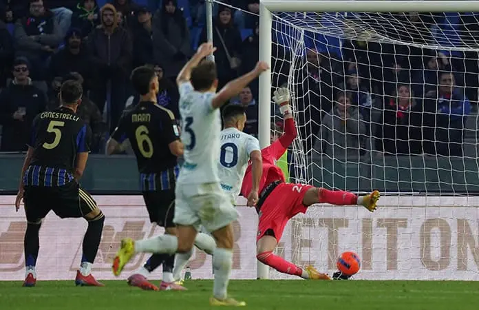 Napoli gana e iguala al Milan en la cima