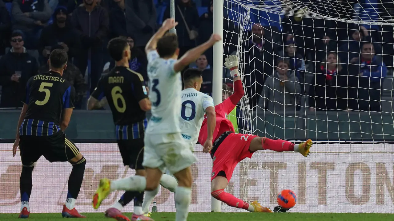 Napoli vence a Roma y se iguala en la cima con AC Milan en la Serie A