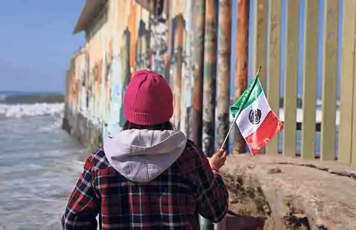 Oaxaqueña fallece al caer del muro fronterizo