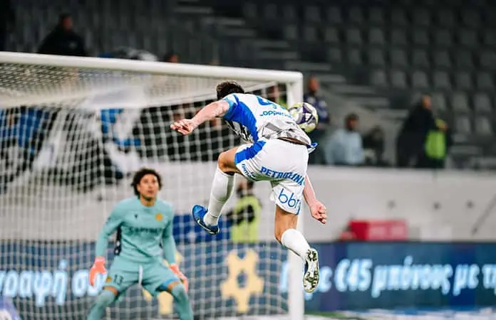 Ochoa recibe gol olímpico en Chipre