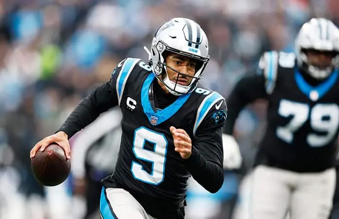 Panthers frenan la racha de Rams