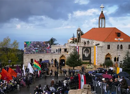 Papa León XIV reza por la paz en histórica visita a Líbano