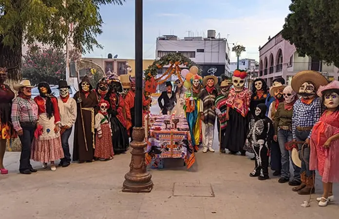 Realizan subida de máscaras de Xantolo