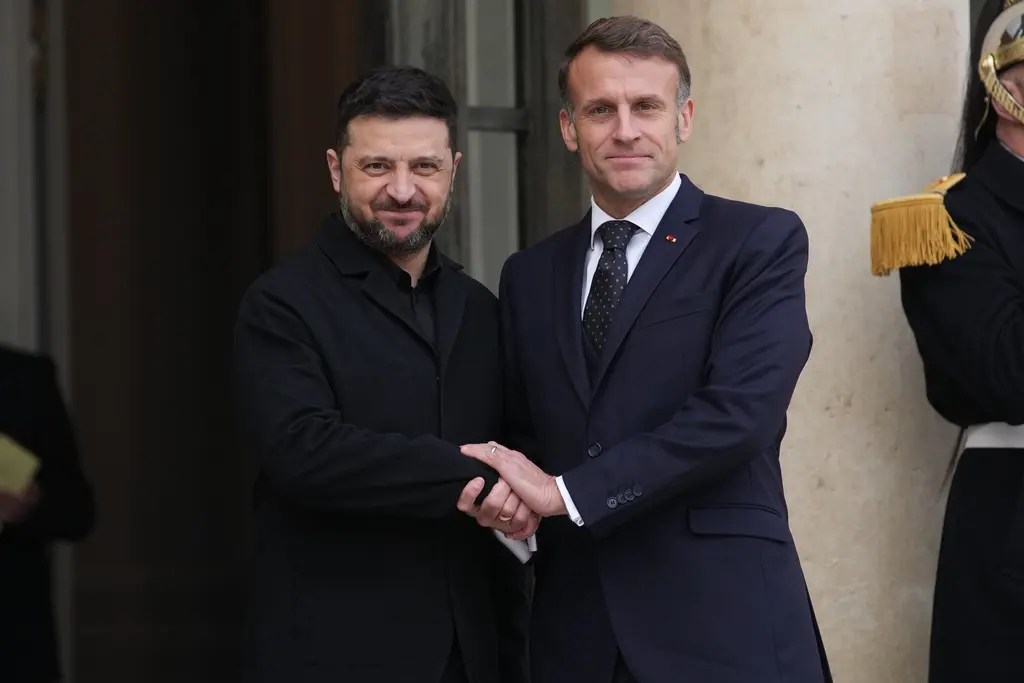 Zelenskyy se reúne con Macron en París por negociaciones de paz